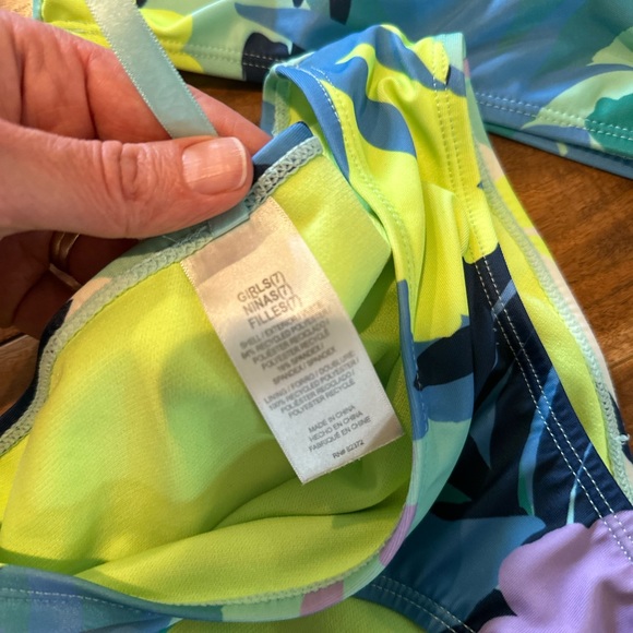 Breaking waves bright color two piece swim suit size 7 Scheel’s - Picture 3 of 4